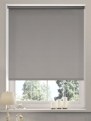 Cortina roller blackout de color blanco en un dormitorio luminoso en Rancagua